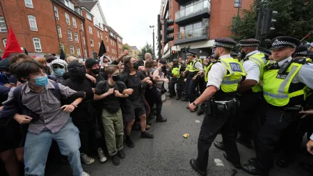 Conflito de Ideias em Londres: Manifestações Antirracistas e Anti-Imigração