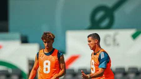 Cristiano Ronaldo e João Félix treinam sob o olhar atento de Jorge Jesus em Portugal
