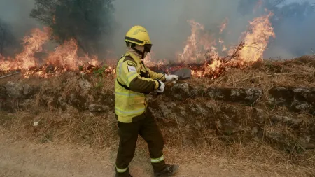 Incêndio em Sabrosa ameaça aldeias com avanço rápido e intenso