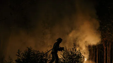 Três bombeiros hospitalizados após enfrentamento de incêndio em Sabrosa