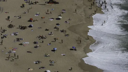 "Praia da Nazaré recebe novamente banhistas após limpeza das águas"