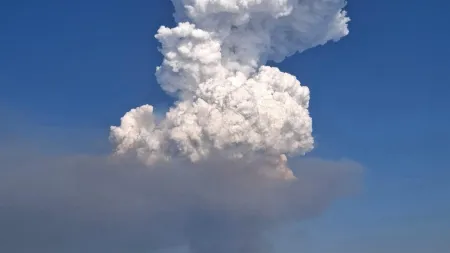 Nuvens de Fogo: Pirocúmulo Surge Durante Incêndio em Sabrosa