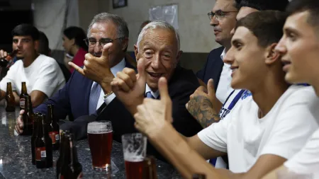 Marcelo conduz barco de pesca e faz campanha entre os rabo-peixenses