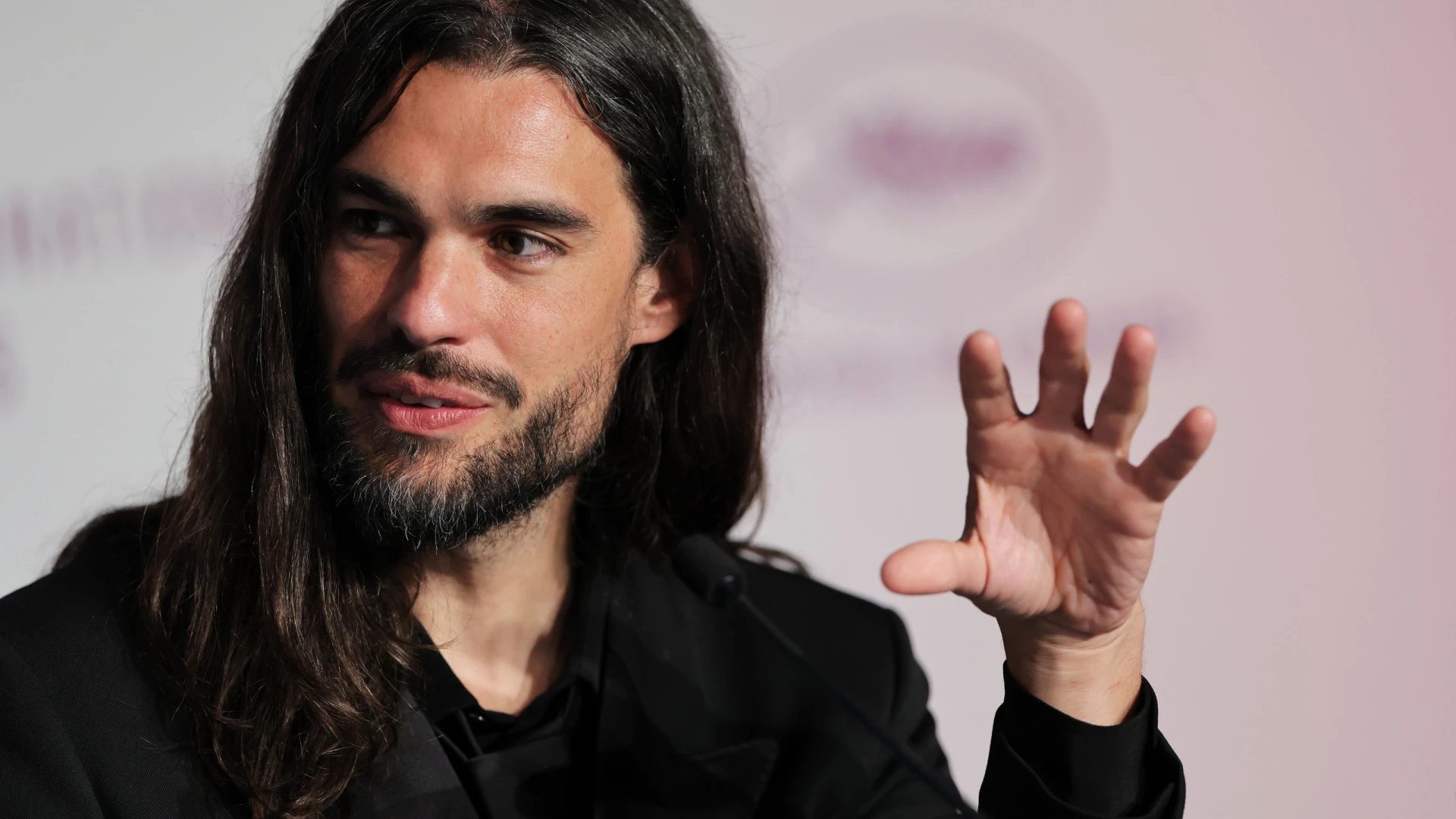 Óliver Laxe: O realizador que provoca reflexões profundas através do cinema