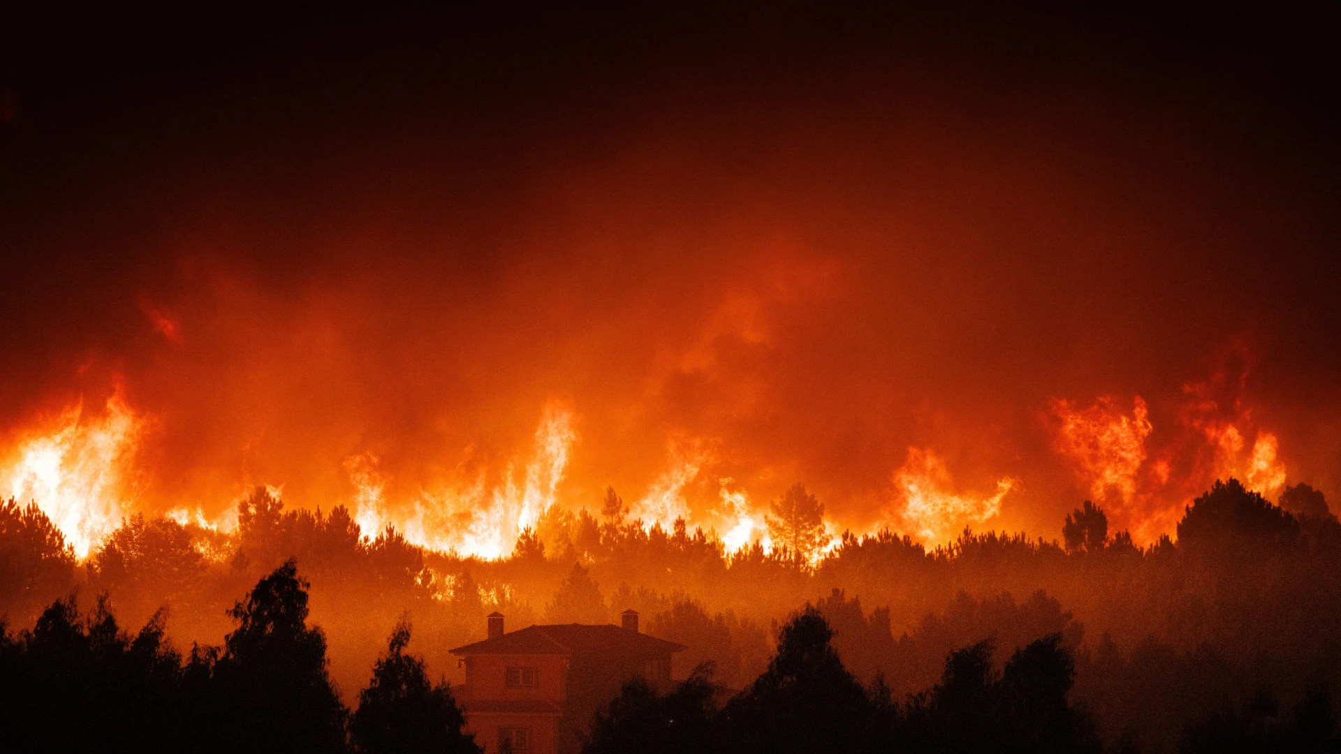 Incêndio na Serra do Alvão ameaçam Vila Cova