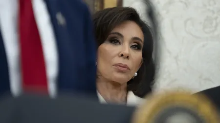 Jeanine Pirro, antiga figura da Fox News, assume o cargo de procuradora em Washington