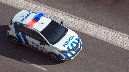 Jovem detido em Mina de Água por posse de arma após queixas de ruído