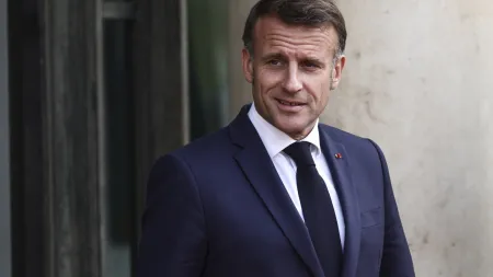 Macron apela a Vucic para um foco na integração europeia