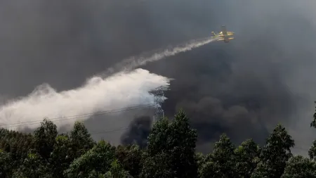 Quase 1.600 bombeiros mobilizados para enfrentar 80 incêndios em Portugal
