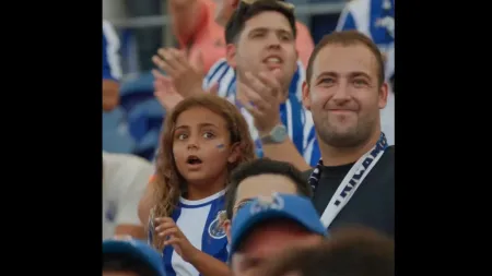 Luuk de Jong surpreende adeptos do FC Porto com apresentação emocionante