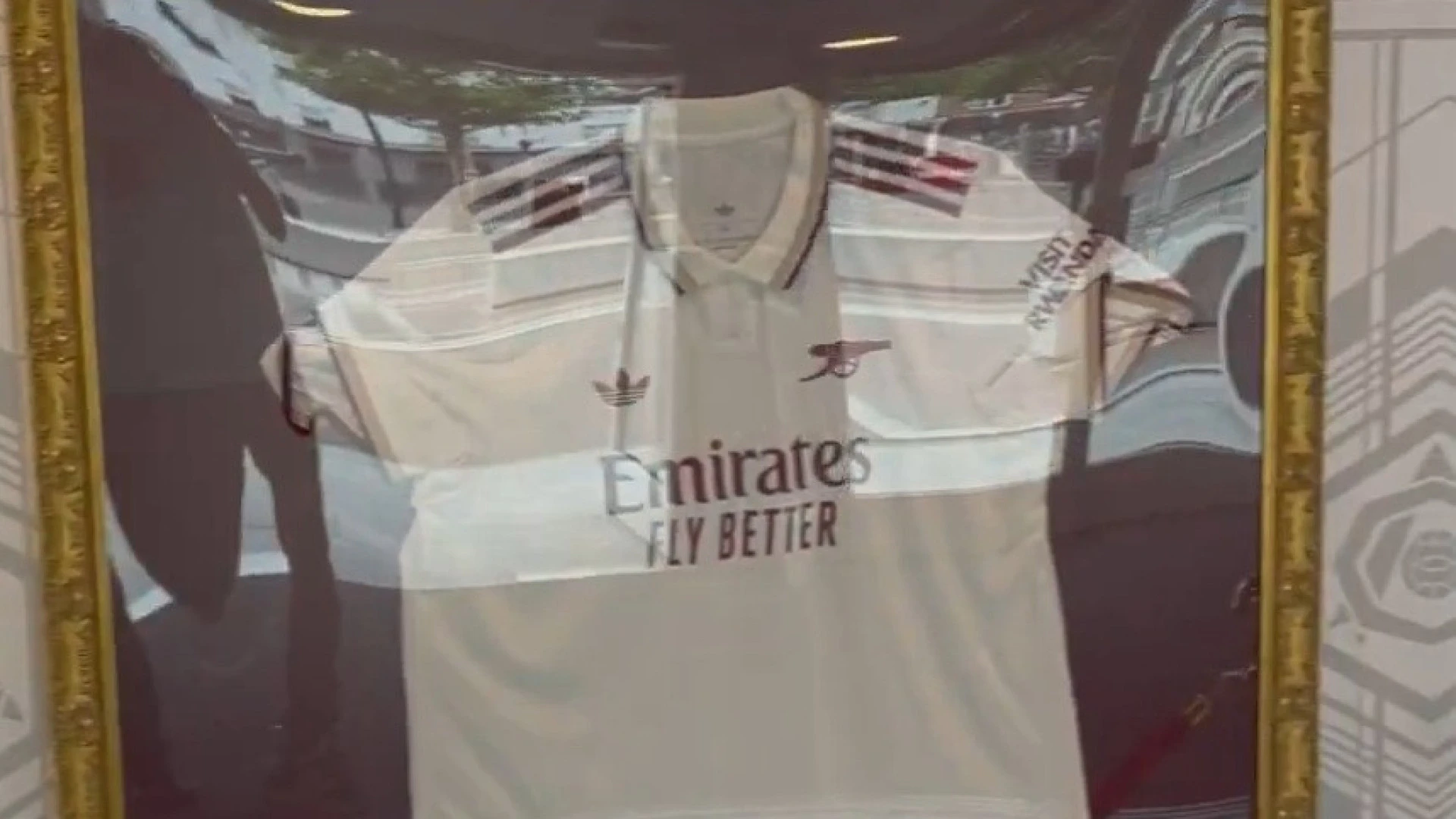Arsenal deslumbra com nova camisola de homenagem a Highbury