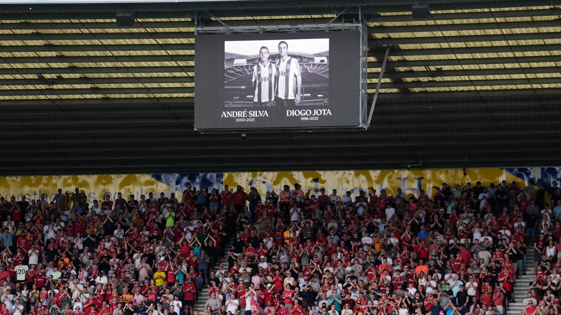 Liverpool presta homenagem emotiva a Diogo Jota em Anfield