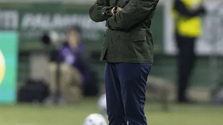 Palmeiras empata com Vitória e complica a sua corrida pelo título