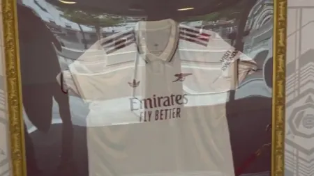 Arsenal deslumbra com nova camisola de homenagem a Highbury