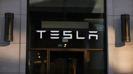 Acionistas da Tesla processam a empresa por supostas fraudes relacionadas com robotáxis