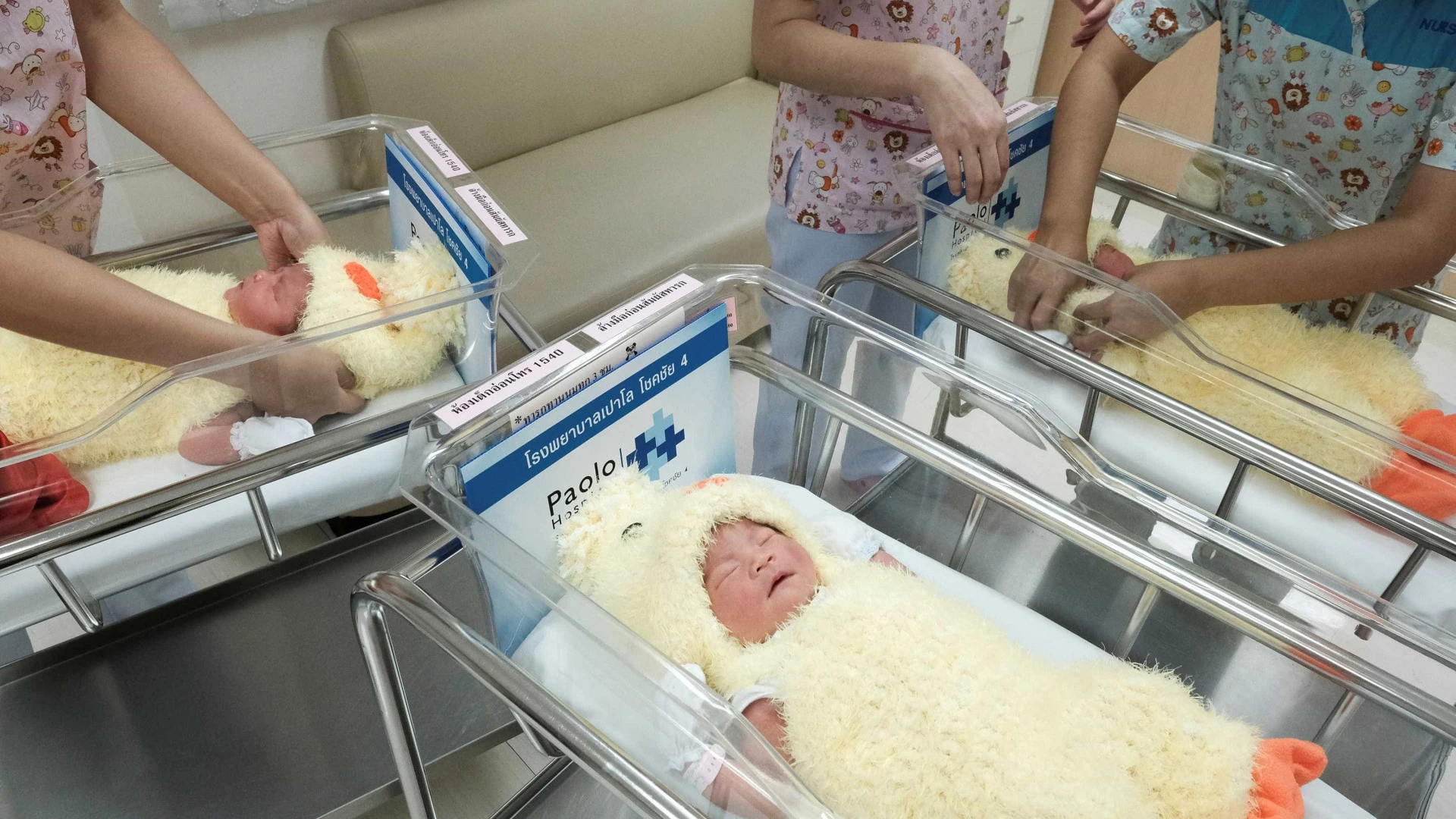 China tenta reverter a queda da natalidade com incentivos financeiros, mas jovens resistem