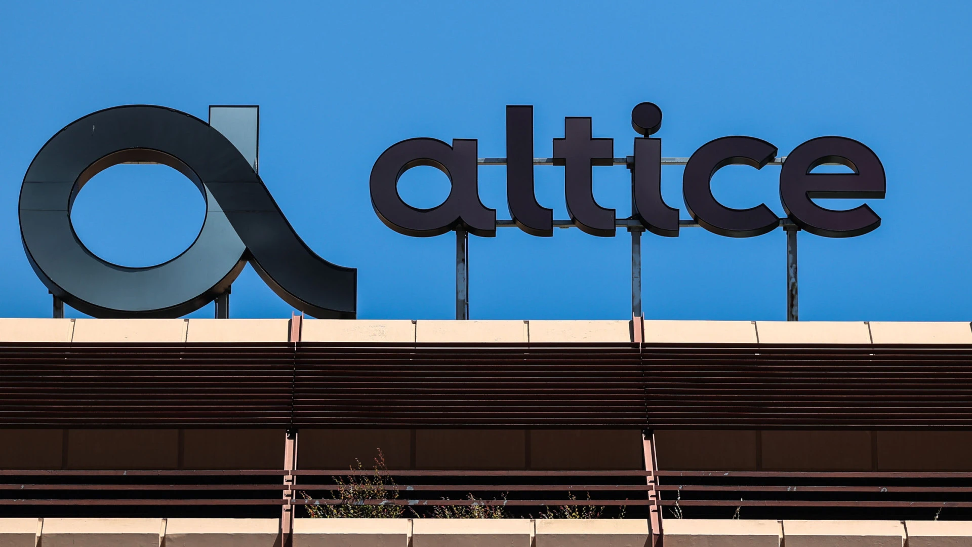 Altice reduz força de trabalho em mil postos na luta contra a automação
