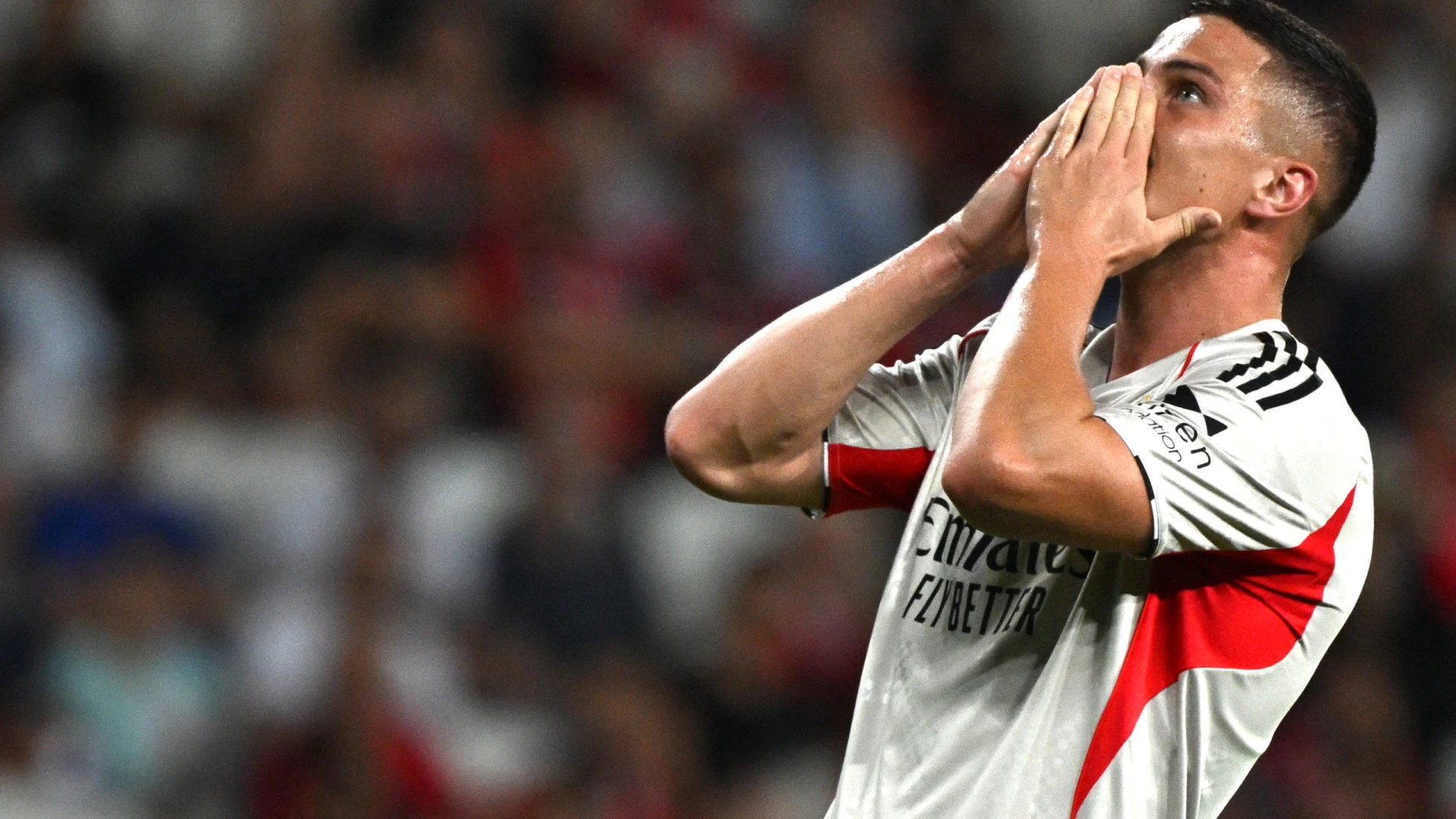 Ivanovic brilha na estreia pelo Benfica com golo decisivo