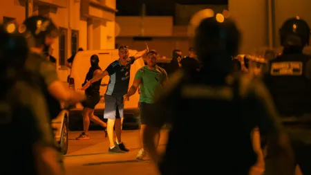Jovem libertado em Torre Pacheco após agredir idoso e provocar distúrbios racistas