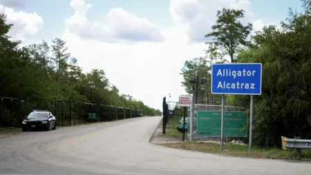 Audiências judiciais nos EUA sobre controvérsias do centro de detenção 'Alcatraz dos Jacarés'