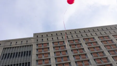 Acesso Negado: Congressistas de Nova Iorque Impedidos de Visitar Centro de Detenção