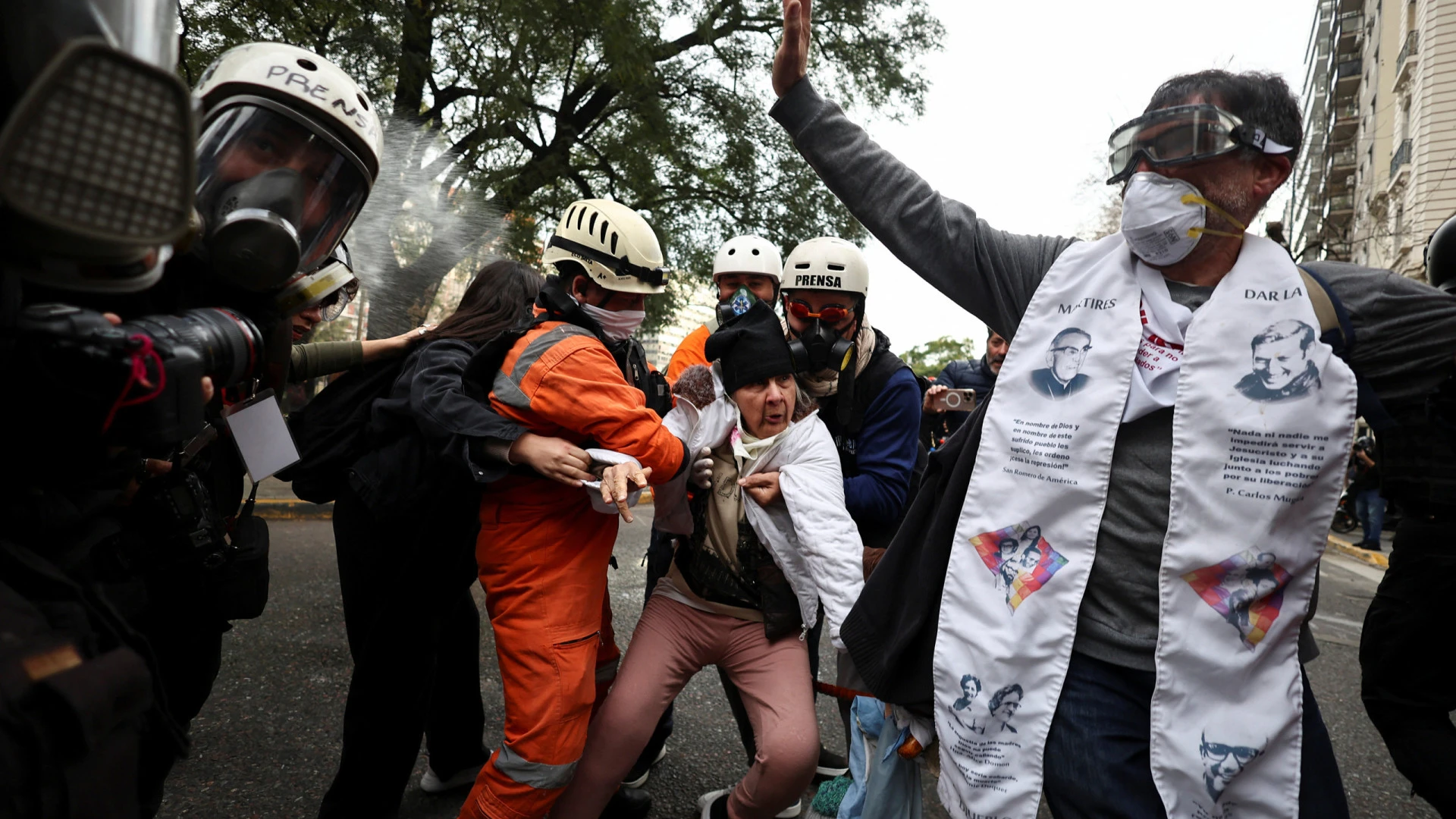 Idosos argentinos manifestam-se contra veto presidencial a aumento de pensões
