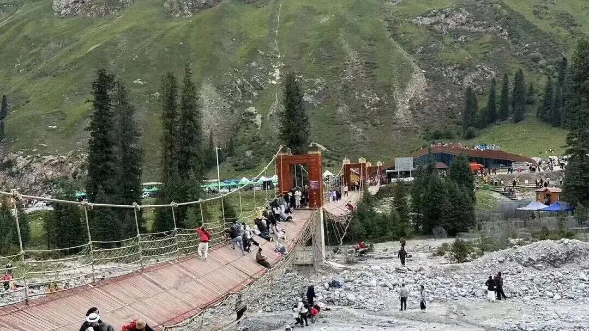 Tragédia na China: Acidente numa ponte suspensa resulta em múltiplas vítimas