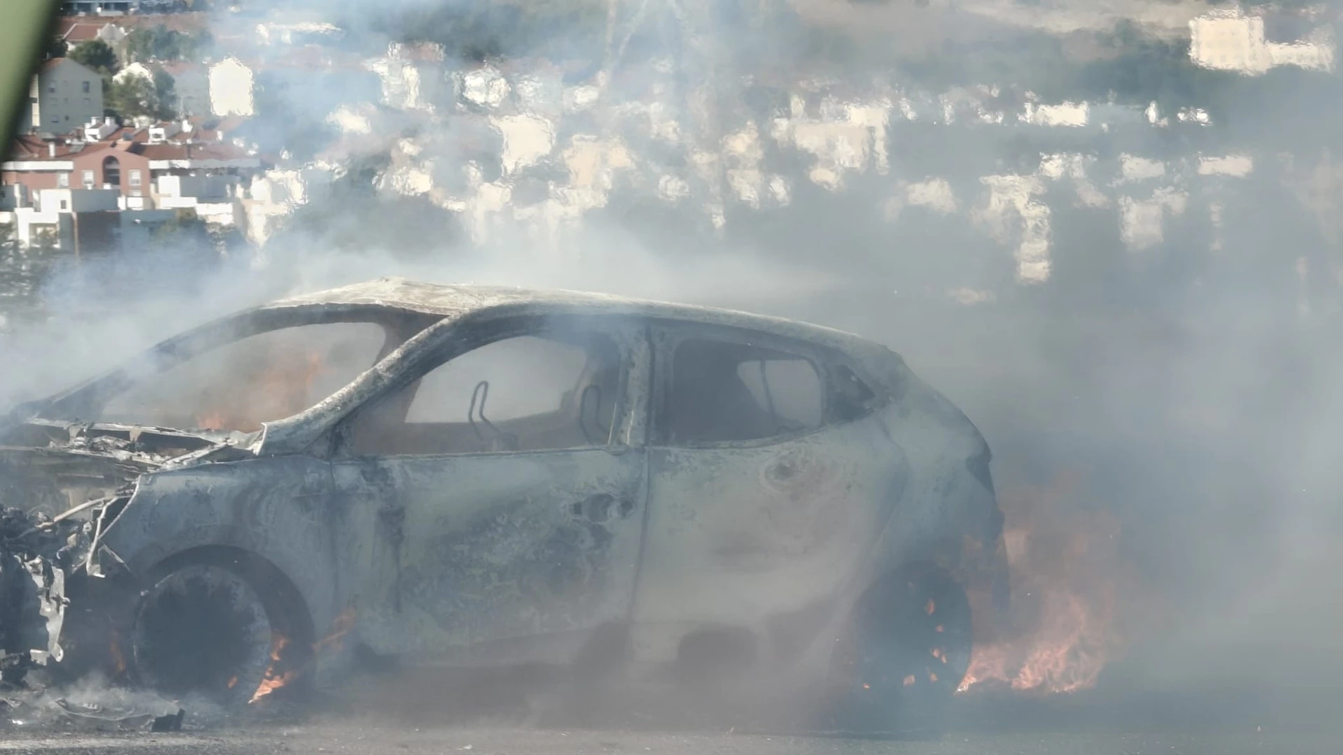 Incêndio de veículo na A1 junto a Alverca causa perturbação no trânsito