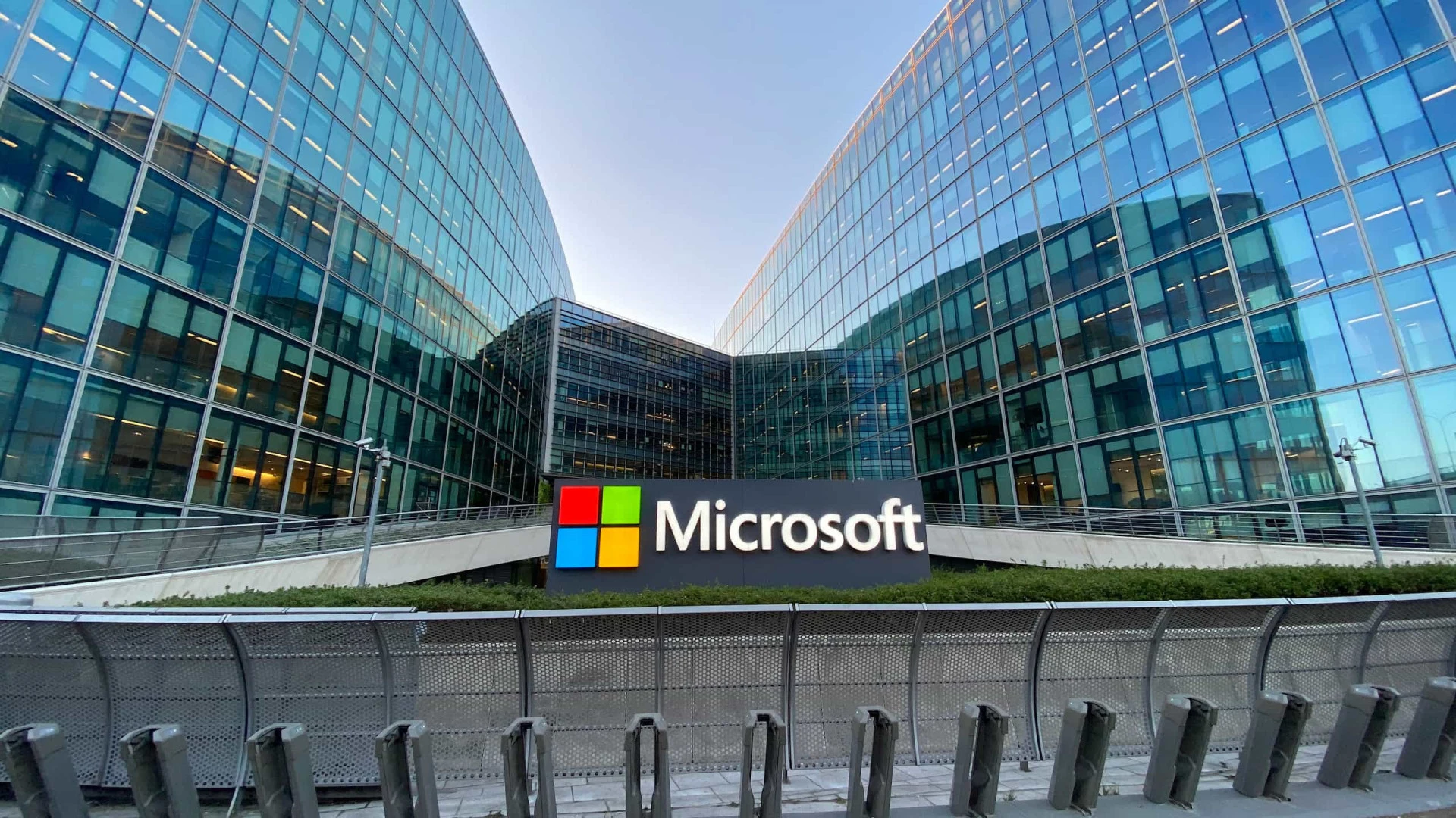 Microsoft enfrenta críticas com novas exigências de presença no escritório