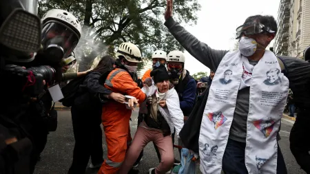 Idosos argentinos manifestam-se contra veto presidencial a aumento de pensões