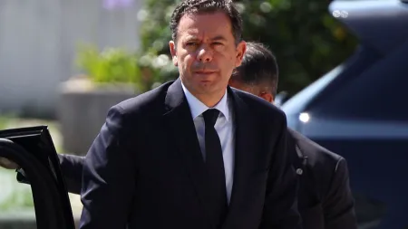 Montenegro discute lei laboral antes de avançar para a política