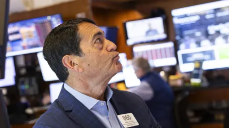 Wall Street encerra semana em alta impulsionada por perspetivas de cortes nas taxas de juro
