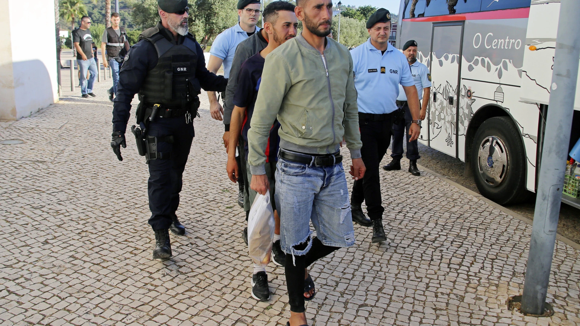 Migrantes Marroquinos Resgatados no Algarve: Ação das Autoridades em Andamento