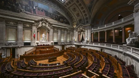 Tribunal Constitucional rejeita lei de imigração, criando um embate entre Esquerda e Direita