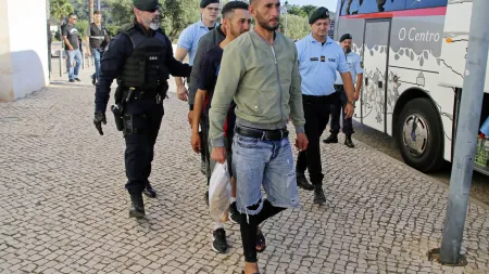 Migrantes Marroquinos Resgatados no Algarve: Ação das Autoridades em Andamento