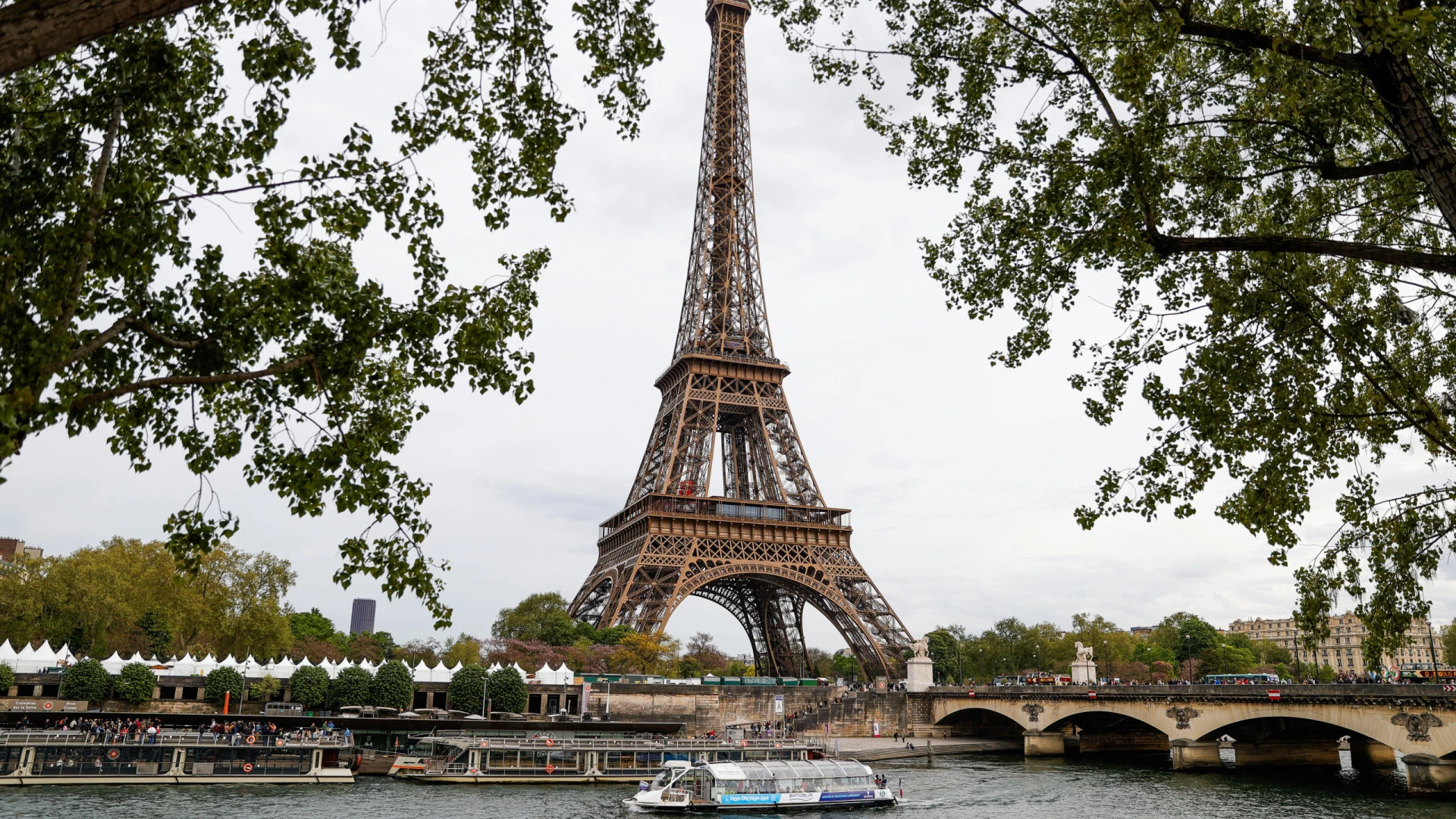 Três homens detidos após escalada da Torre Eiffel e salto de paraquedas