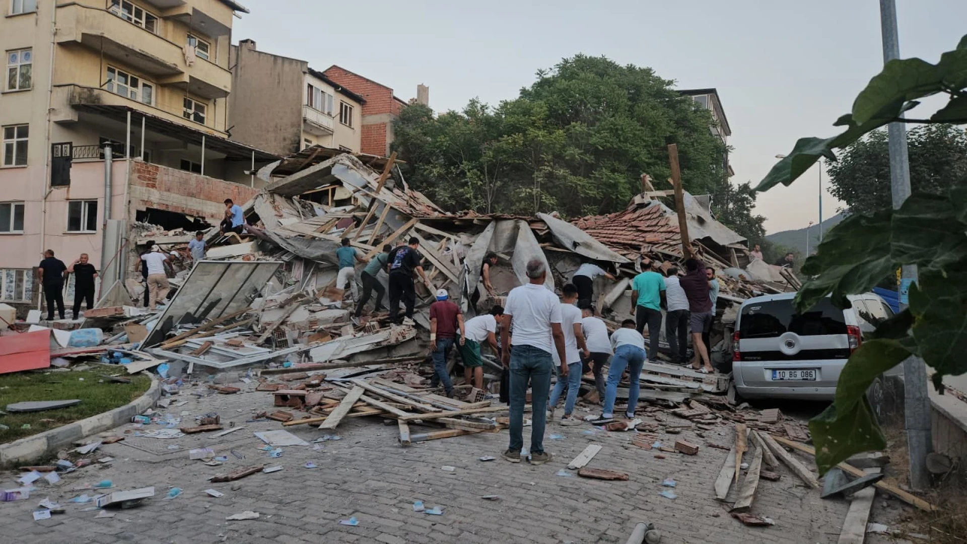 Terramoto de 6,1 provoca destruição no oeste da Turquia