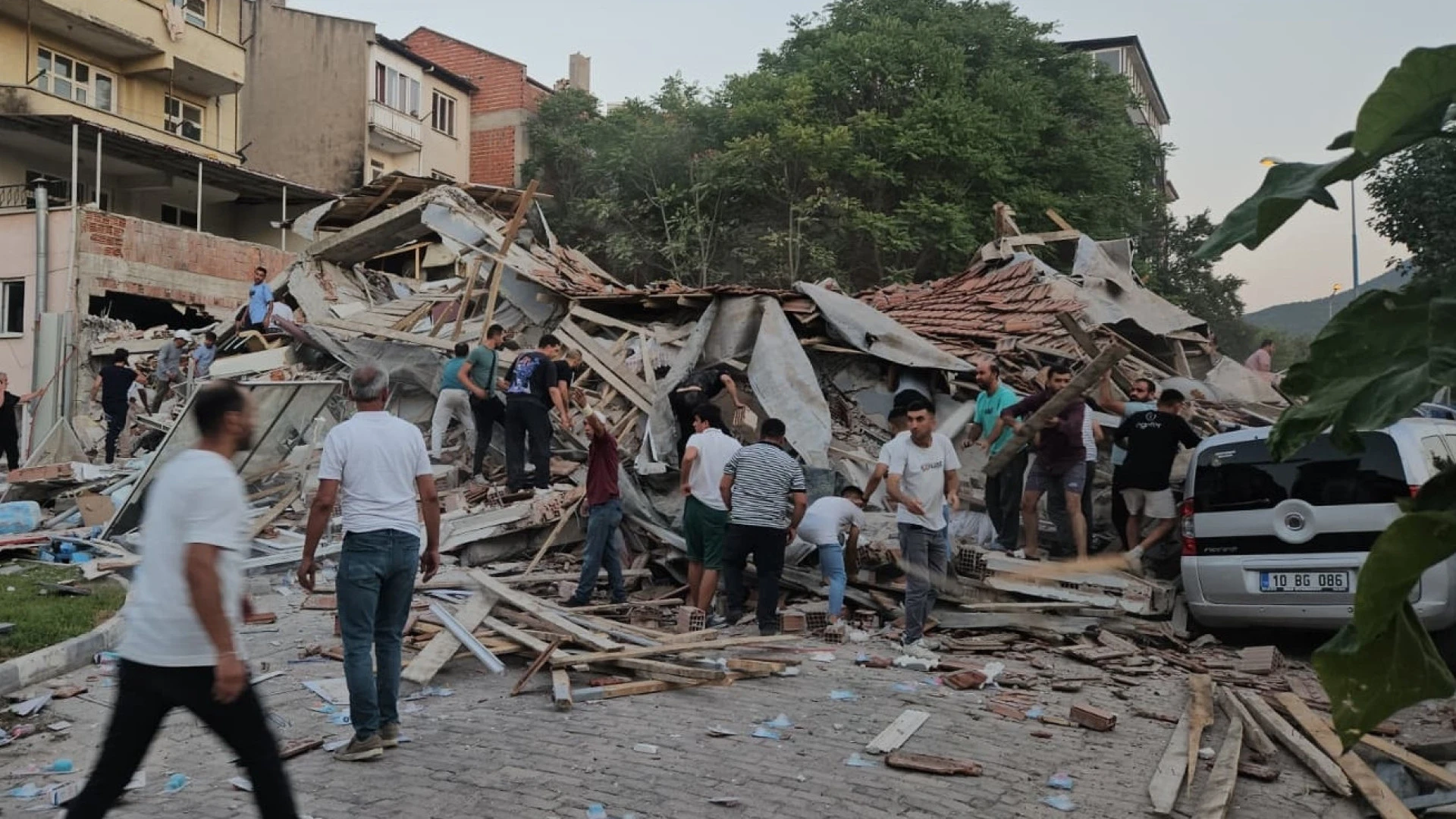 Quatro sobreviventes resgatados após sismo de 6,1 na Turquia