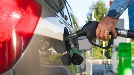 Descida nos preços dos combustíveis antecipada para segunda-feira