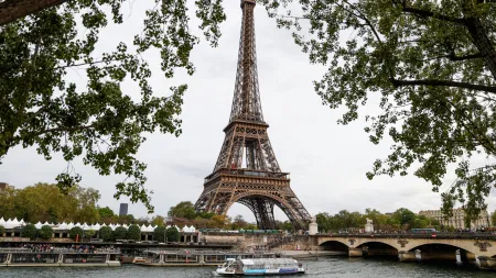 Três homens detidos após escalada da Torre Eiffel e salto de paraquedas
