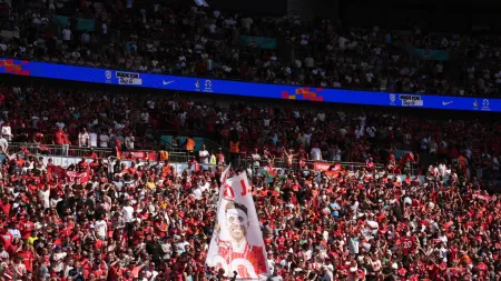 Minuto de silêncio interrompido gera indignação na Supertaça inglesa