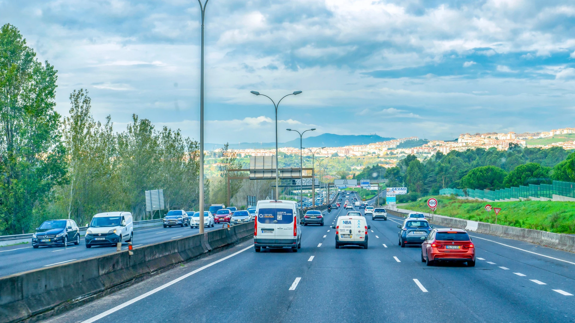 Acidente envolvendo seis carros no IC19 resulta em feridos e uma pessoa presa nas ferragens