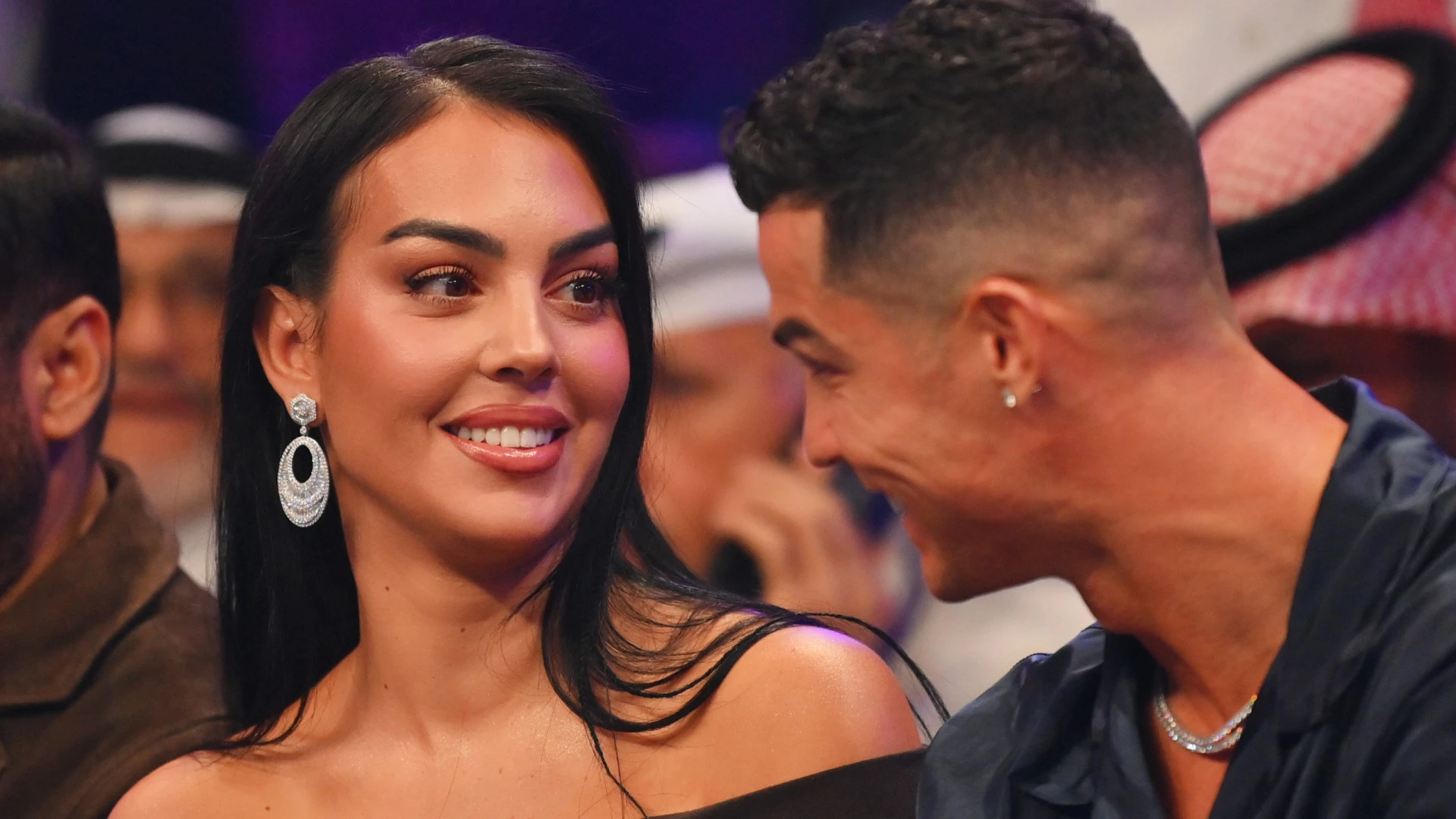 "Georgina Rodríguez e Cristiano Ronaldo celebram noivado"
