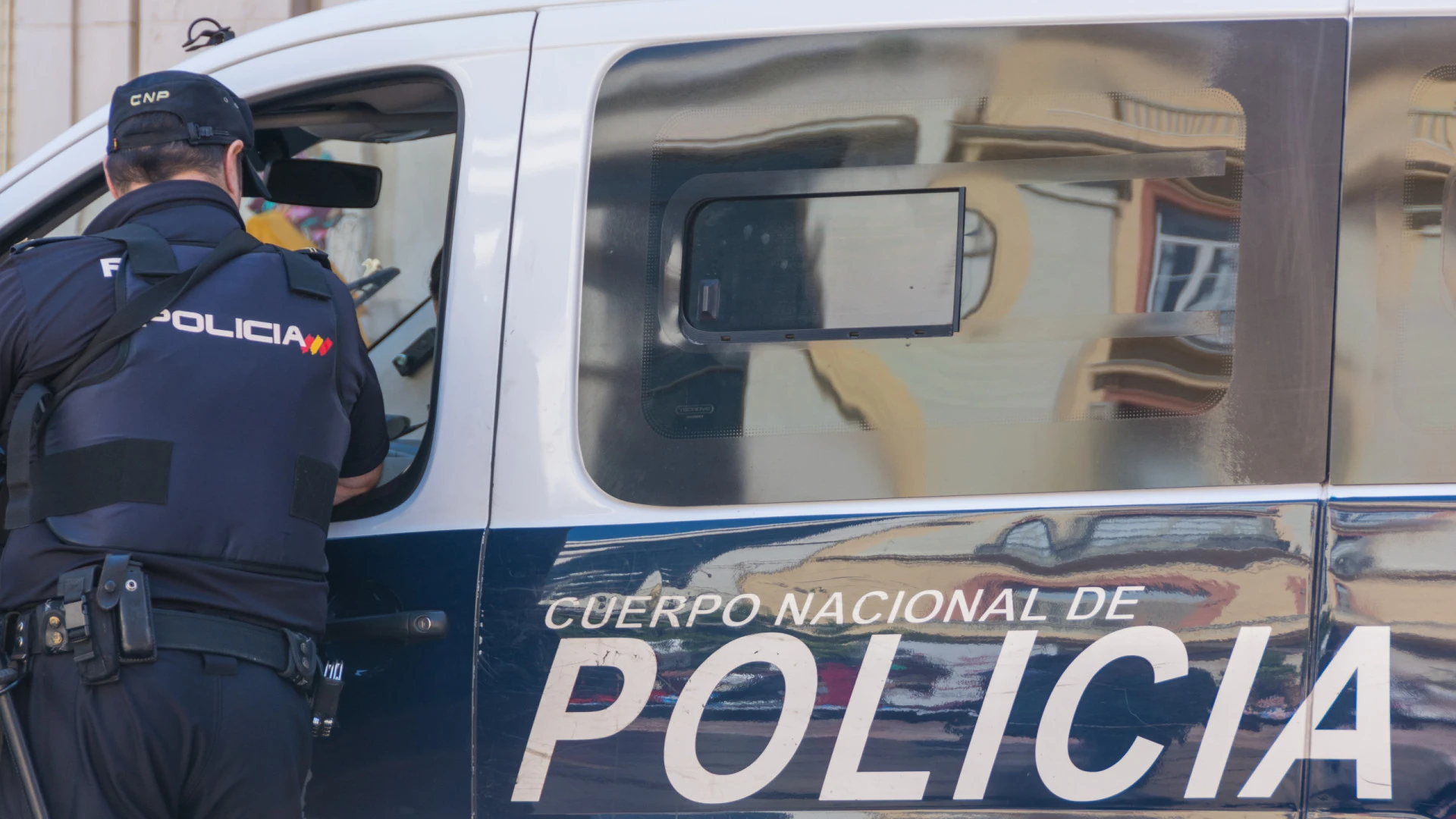 Menina de 4 anos encontrada a vaguear sozinha na rua durante a madrugada