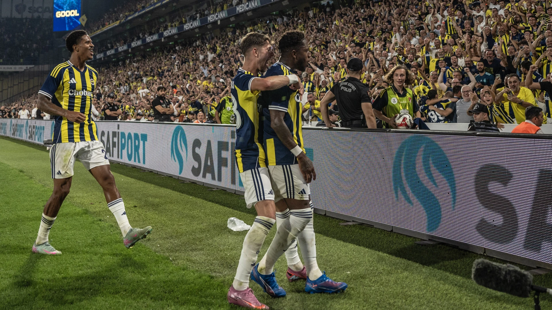 Fred brilha e Fenerbahçe avança, deixa Benfica em suspenso