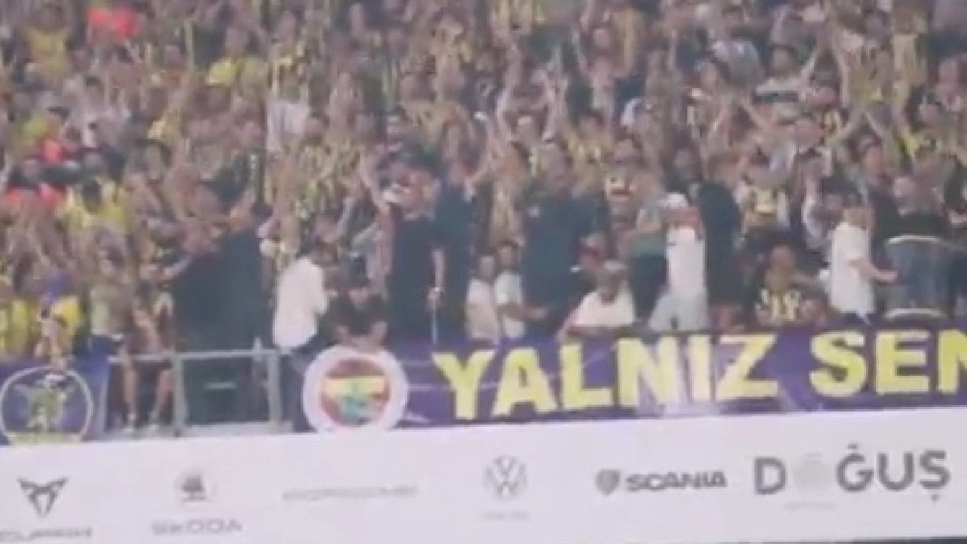 Fenerbahçe triunfa com estilo e aguarda o Benfica