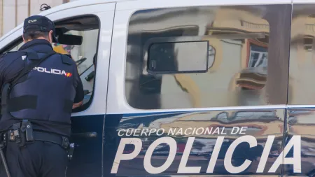 Menina de 4 anos encontrada a vaguear sozinha na rua durante a madrugada