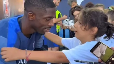 Jogadores do PSG encantam jovens adeptos antes da Supertaça Europeia