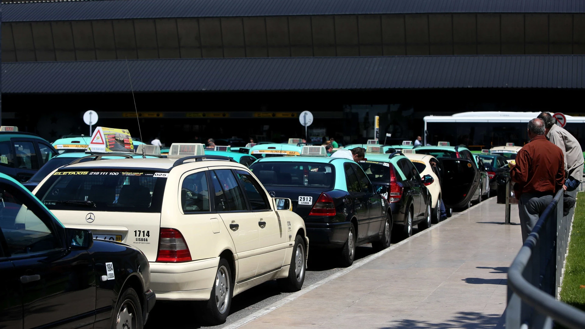 Taxistas levam a cabo protesto no Aeroporto de Lisboa contra concorrência desleal