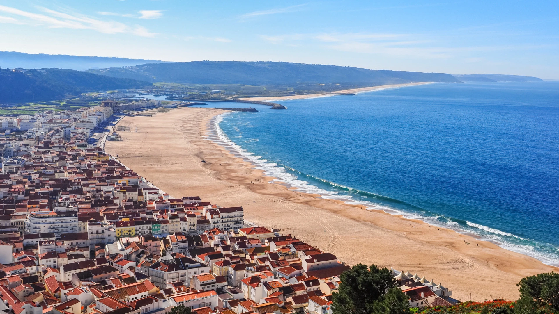 Praia da Nazaré permanece fechada a banhos após nova descarga poluente
